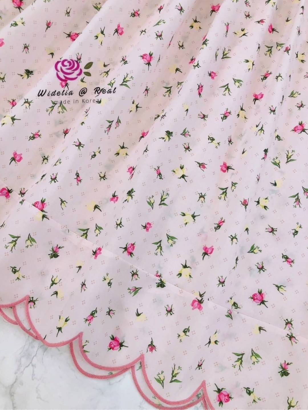 Dress เดรสยาวตัวสวยทรงดี รุ่นนี้น่ารัก มากแม่ เนื้อผ้าสวยอย่างดีใส่สบายสีสันน่ารักละมุน ช่วงอกดึงสม๊อคย่นเก๋ พร้อมปักแต่งลวดลายน่ารัก : สินค้าคุณภาพ (พร้อมส่ง)