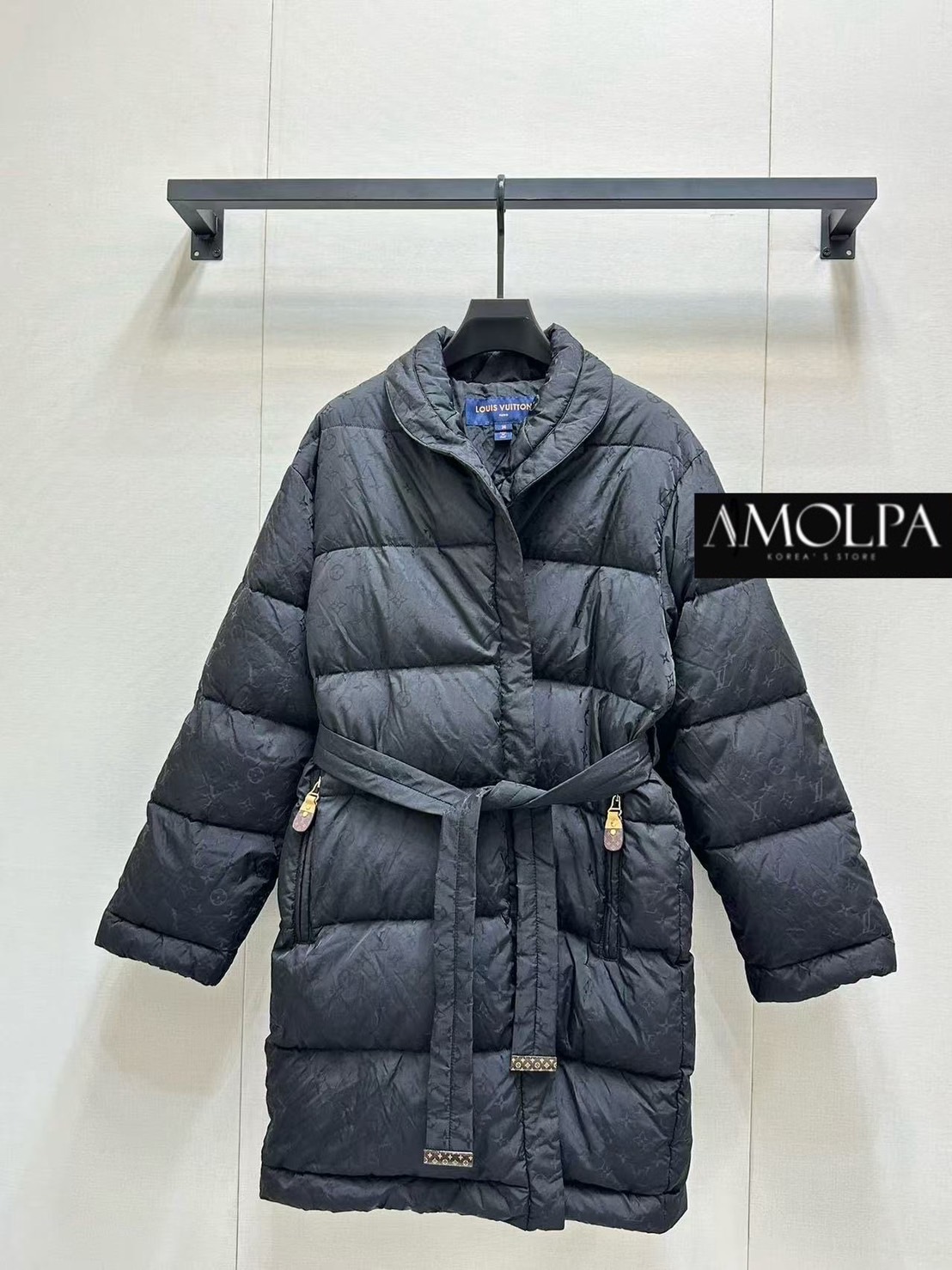 LONG JACKET BOMBER LV งาน hiend ใหม่ล่าสุด งาน 1:1 จริงๆ ตามช๊อปปปป งานสวยยยเป๊ะม๊าก ไม่ผิดหวังแน่นอน งานพรีเมียมมม!! 📍ใส่ได้ทั้ง ช ญ น๊า ใส่สบาย : สินค้าคุณภาพ (พร้อมส่ง)