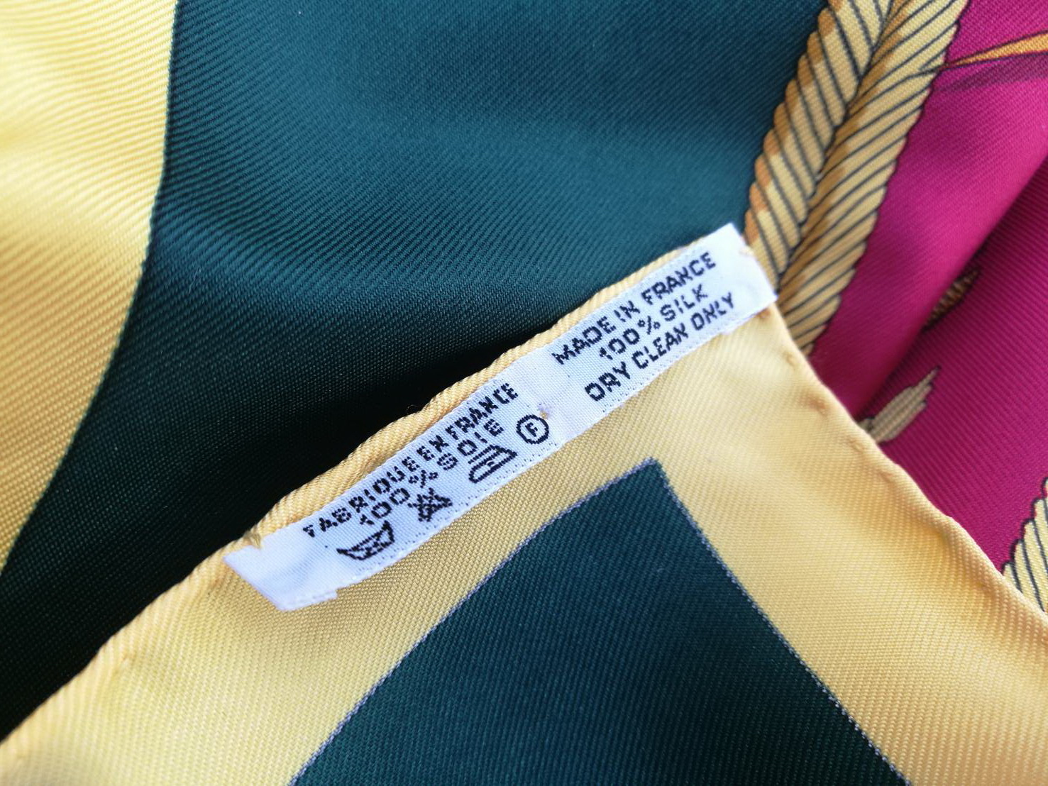 ผ้าพันคอ Hermès scarf LES ARMES DE PARIS ของแท้