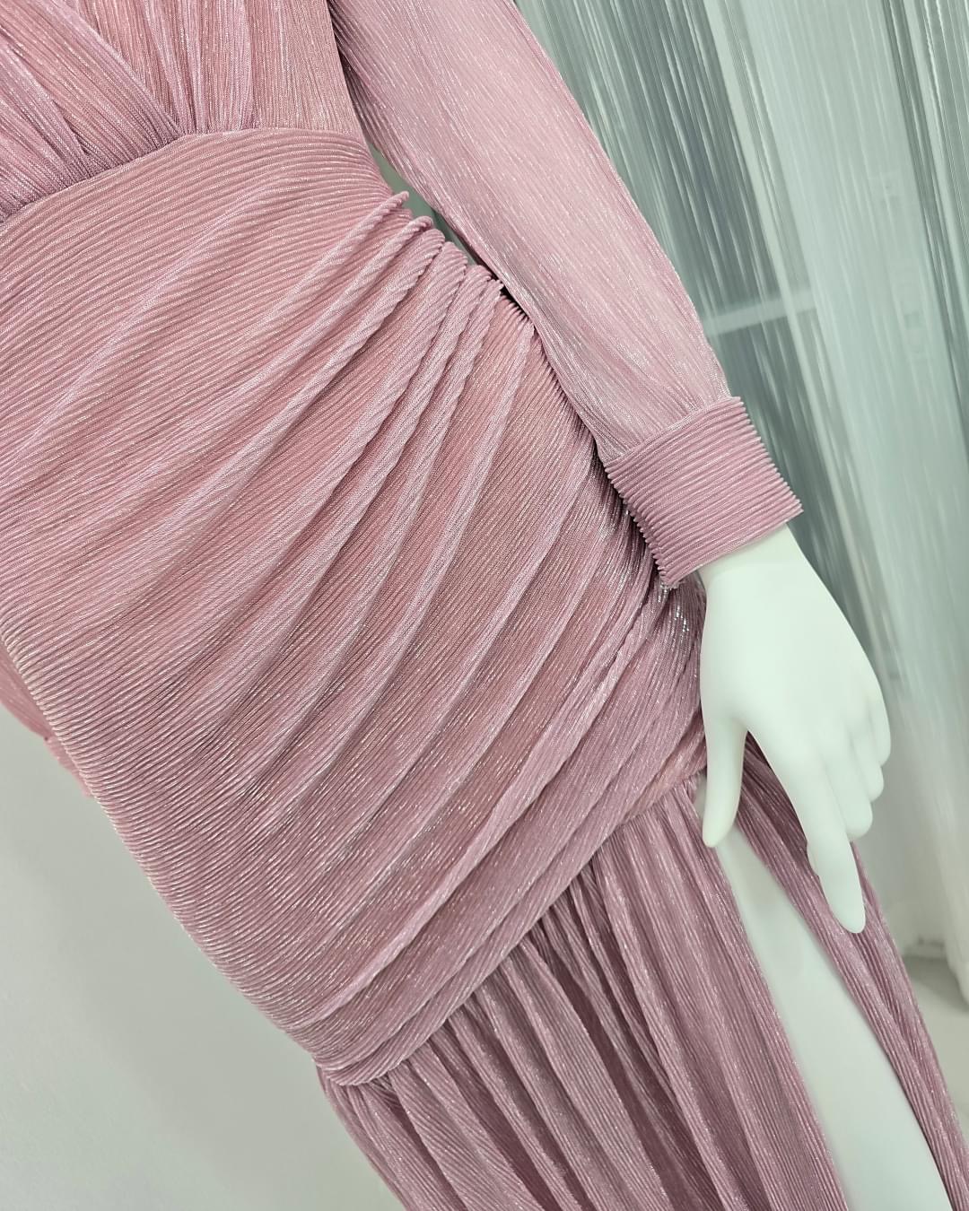 แม็กซี่เดรสเสื้อคอวีป้าย แขนยาวเสริมไหล่ กระโปรงจับเดรปย่นเข้ารูปตรงสะโพก ต่อชาย กระโปรงบาน ผ่าหน้าขา ใส่สบาย : สินค้าคุณภาพ (พร้อมส่ง)