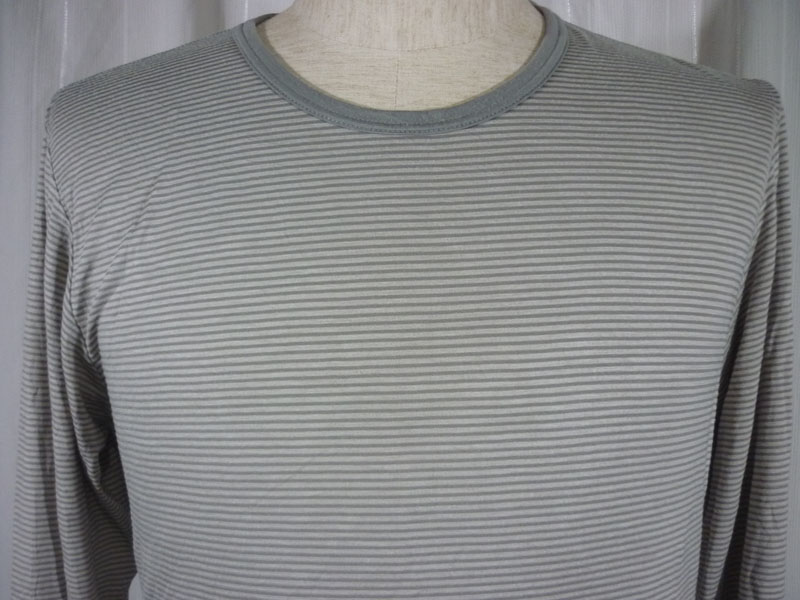 เสื้อฮีทเทคชาย Uniqlo ไซด์ M ขาวเทาเส้นเล็ก