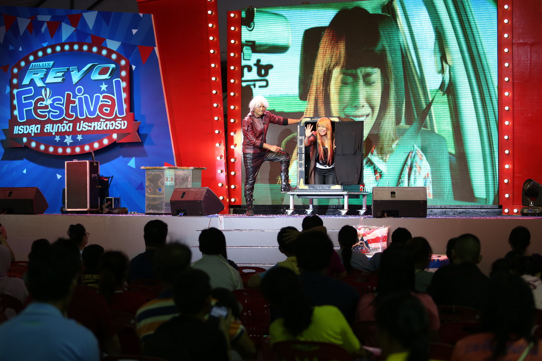 มายากล นักมายากล การแสดง โชว์ Magic Show "งาน HILUX REVO FESTIVAL 2019" 26/11/2562