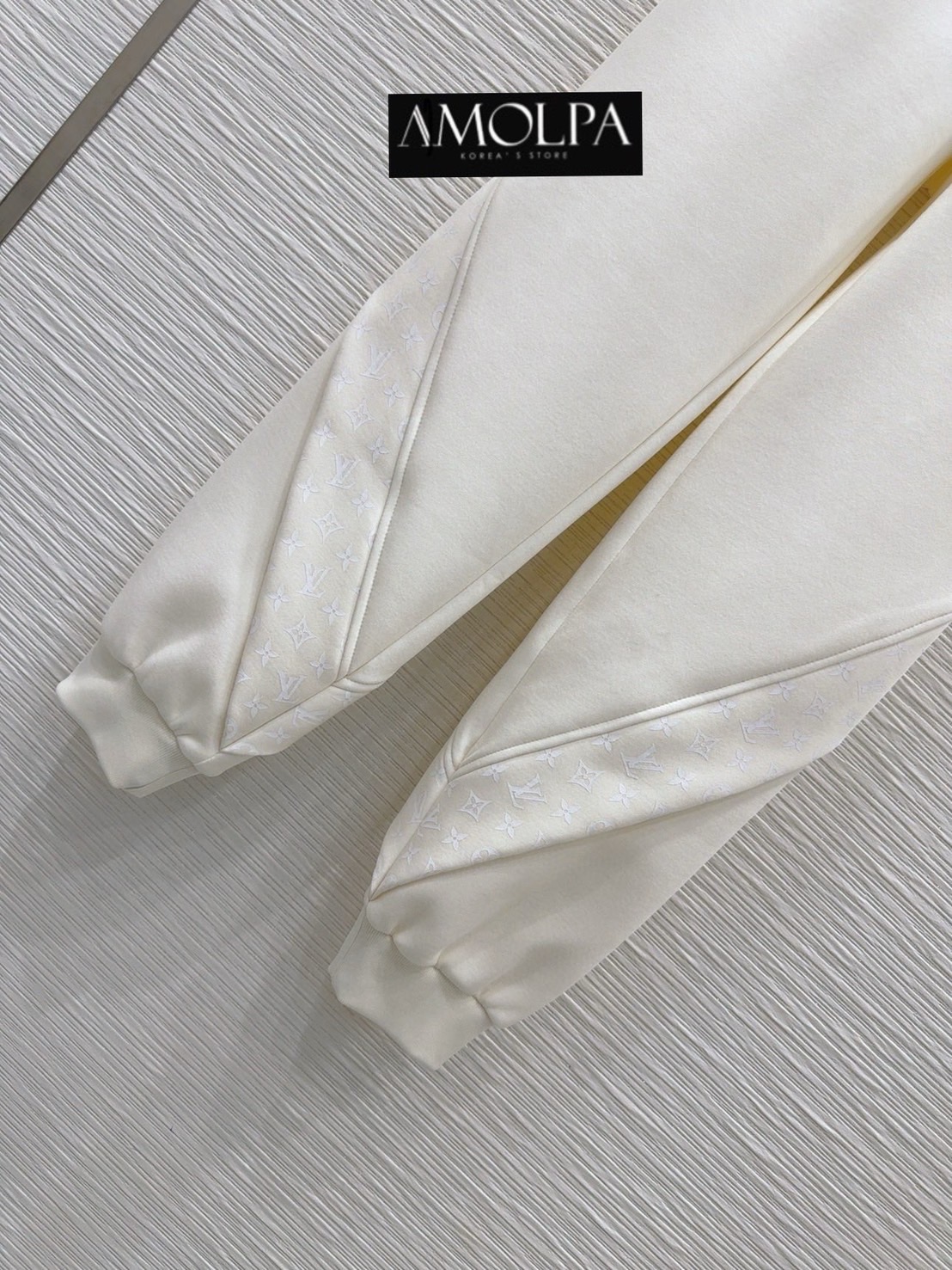 SET JACKET LV งาน hiend เนื้อผ้าดีม๊าก ผ้าใส่สบายมาก ใส่สบาย : สินค้าคุณภาพ (พร้อมส่ง)