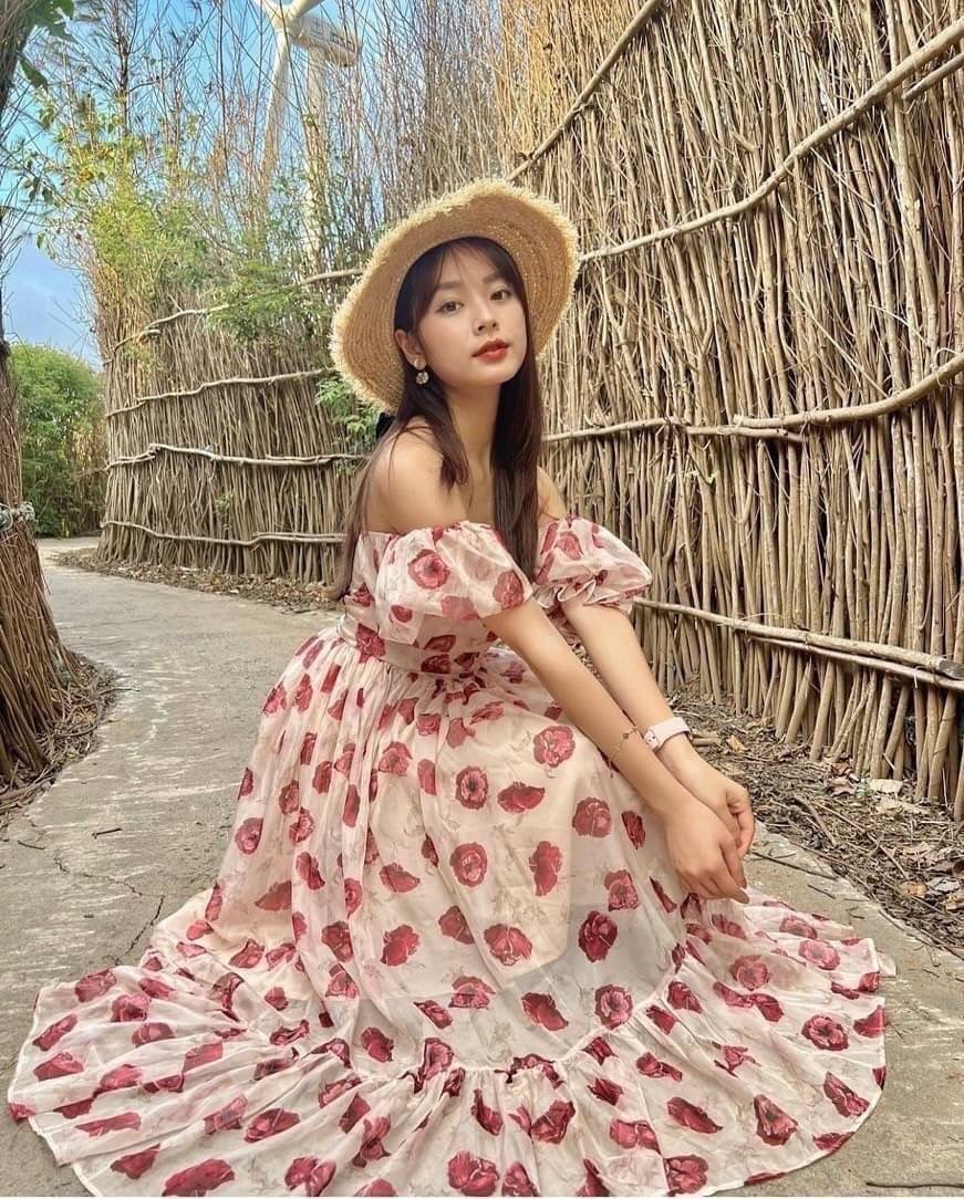 เดรสปาดไหล่แขนตุ๊กตาทรงกระโปรงบาน แต่งลายดอกสีแดงน่ารักๆ ทรงสวย สวมใส่สบาย สินค้าคุณภาพ (พร้อมส่ง)