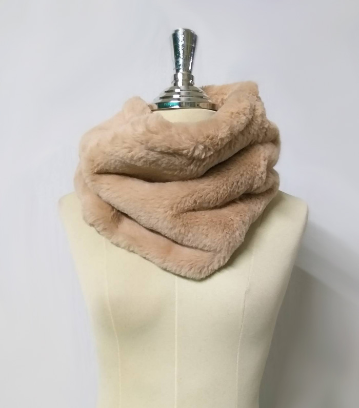 ผ้าพันคอโดนัท AZUL BY MOUSSY เฟอร์สุดนุ่ม (ของใหม่)