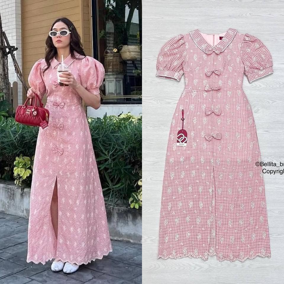 เดรสยาวสีชมพูลายสก็อต มีคอปกแขนตุ๊กตาพองๆ แต่งโบว์ ด้านหน้าชุด อกเอวเข้ารูป ผ่าชาย กระโปรงตรงกลาง ซิปด้านหลัง ใส่สบาย สินค้าคุณภาพ (พร้อมส่ง)