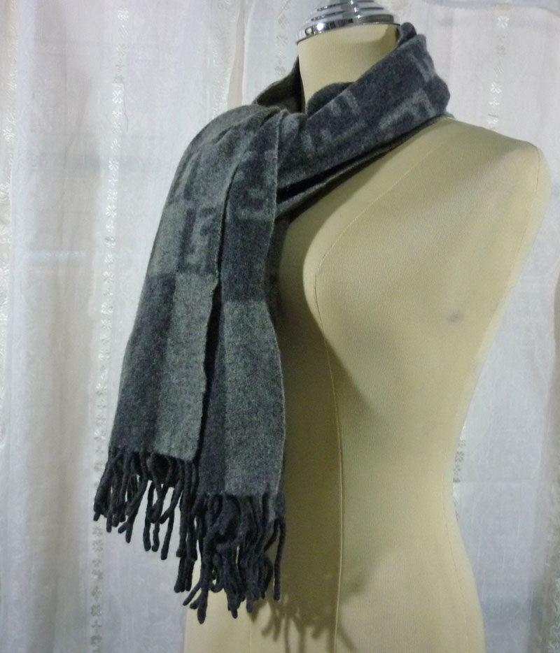 ผ้าพันคอ 100% wool FENDI เนื้อหนา อุ่นติดลบ