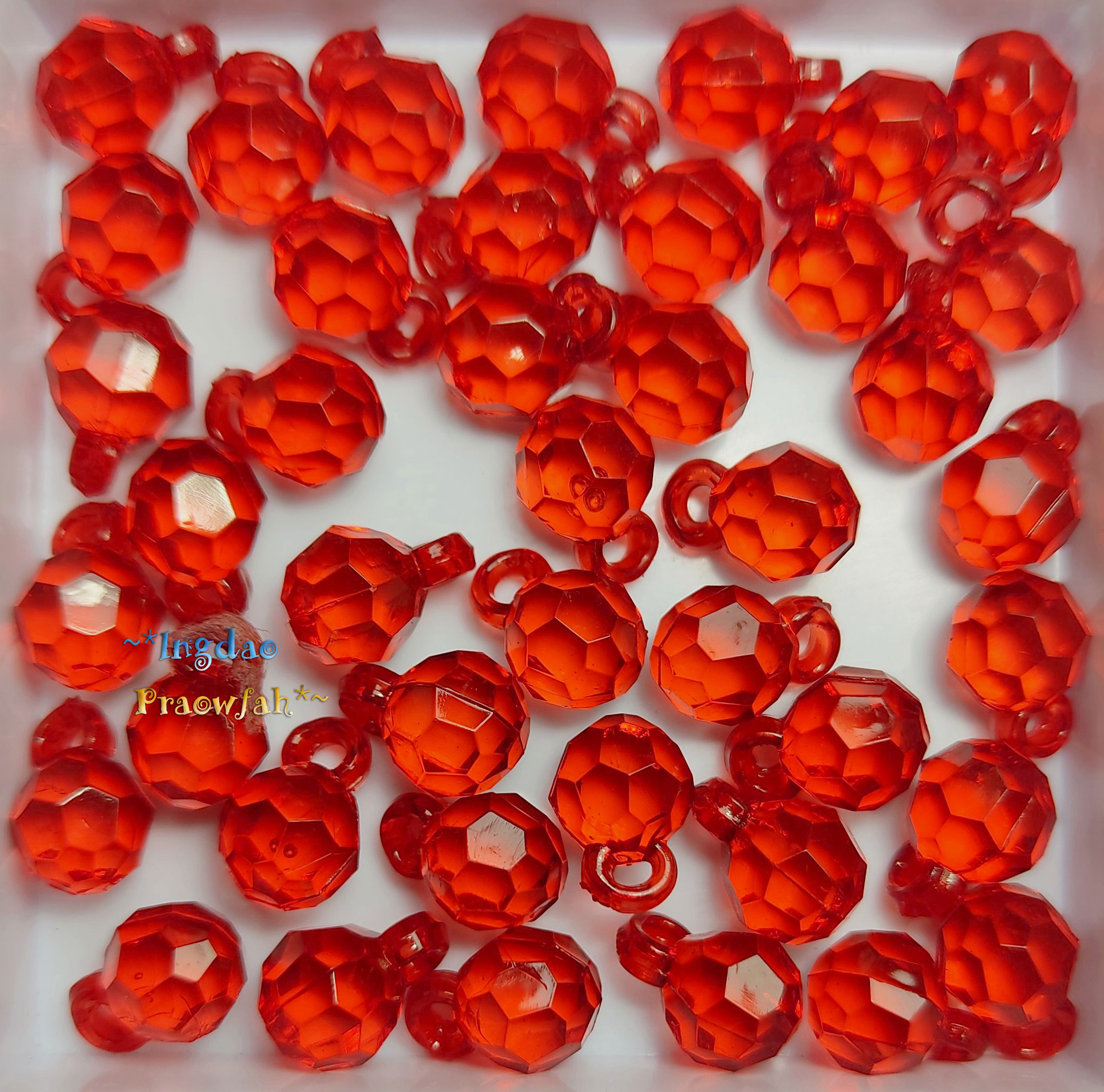 0588rd จี้อะครีลิคทรงกลม สีแดง ขนาด กว้าง 8 มิล. สูง 10 มิล. (รวมห่วง) (10 กรัม / 40 ชิ้น)