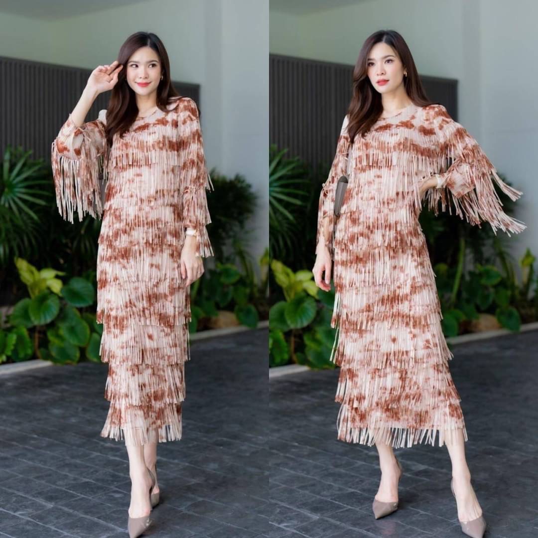 เดรสตัวยาวอัดพลีท ทรงคอกลม ดีเทลแต่งพู่ให้ดูฟรุ๊งฟริ๊งแน่นๆ ทั้งช่วงลำตัว และพิเศษช่วงแขน เพิ่มเข้าไปอี้ก ใส่สบาย : สินค้าคุณภาพ (พร้อมส่ง)