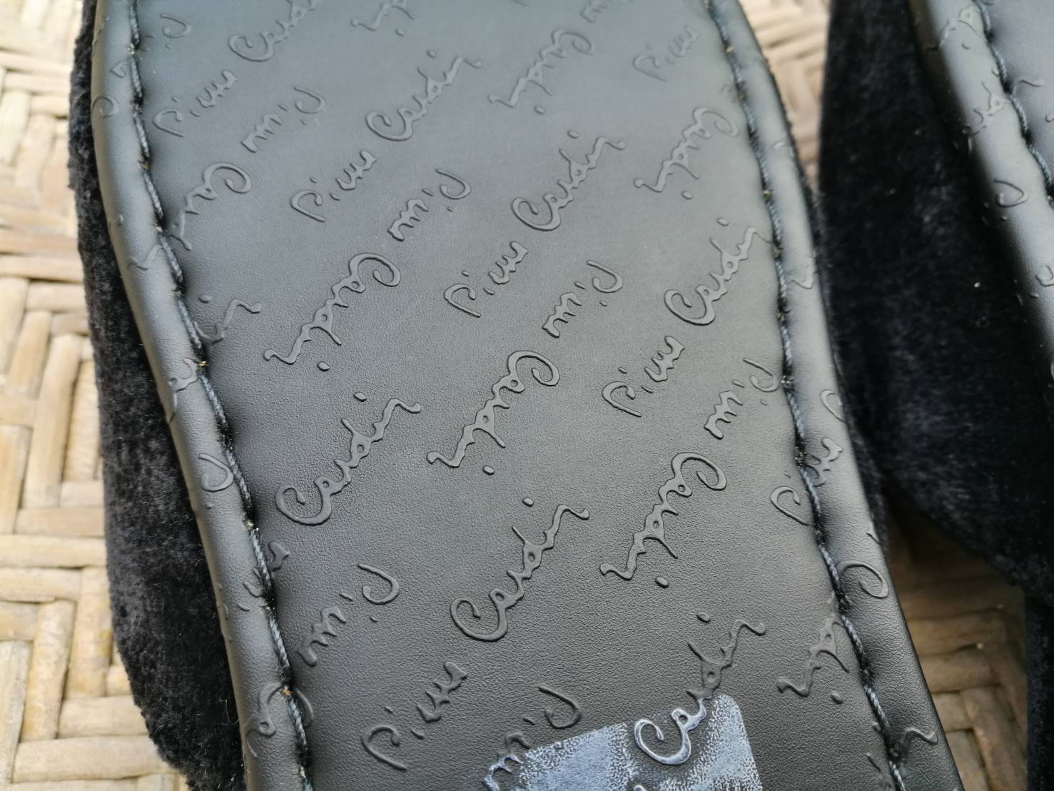 รองเท้าใส่เดินในบ้าน pierre cardin เนื้อกำมะหยี่ สุดหรู