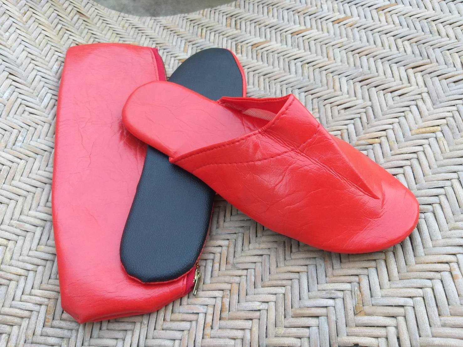 รองเท้าใส่เดินในบ้าน พร้อมซองหนังอย่างดี