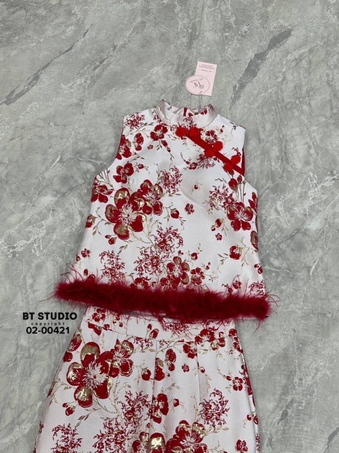 เซท 2 ชิ้น เสื้อแขนกุดแต่งกุ้นแทบแดงเฉียงติดกระดุมจีน ปลายชายแต่งระบายขน กางเกงขา 7 ส่วน สินค้าคุณภาพ (พร้อมส่ง)