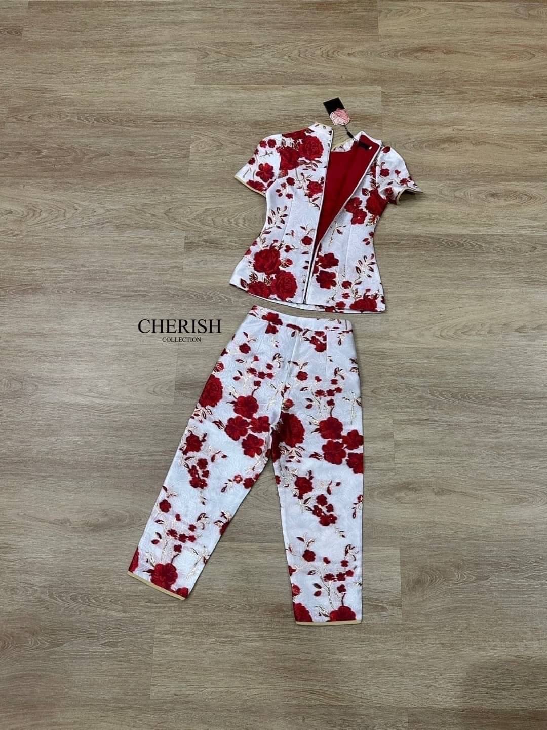 Set กี่เพ้า สุดราชนิกุล เสื้อคอจีนเข้าทรงผ้าทอลายดอก กุหลาบสุดคลาสสิค เล่นโทนสีดูแพงโดดเด่น มีเสริมอหและซับในตัว กางเกงทรงหกส่วนมา พร้อมกระเป๋าใช้งานได้จริง ใส่สบาย : สินค้าคุณภาพ (พร้อมส่ง)