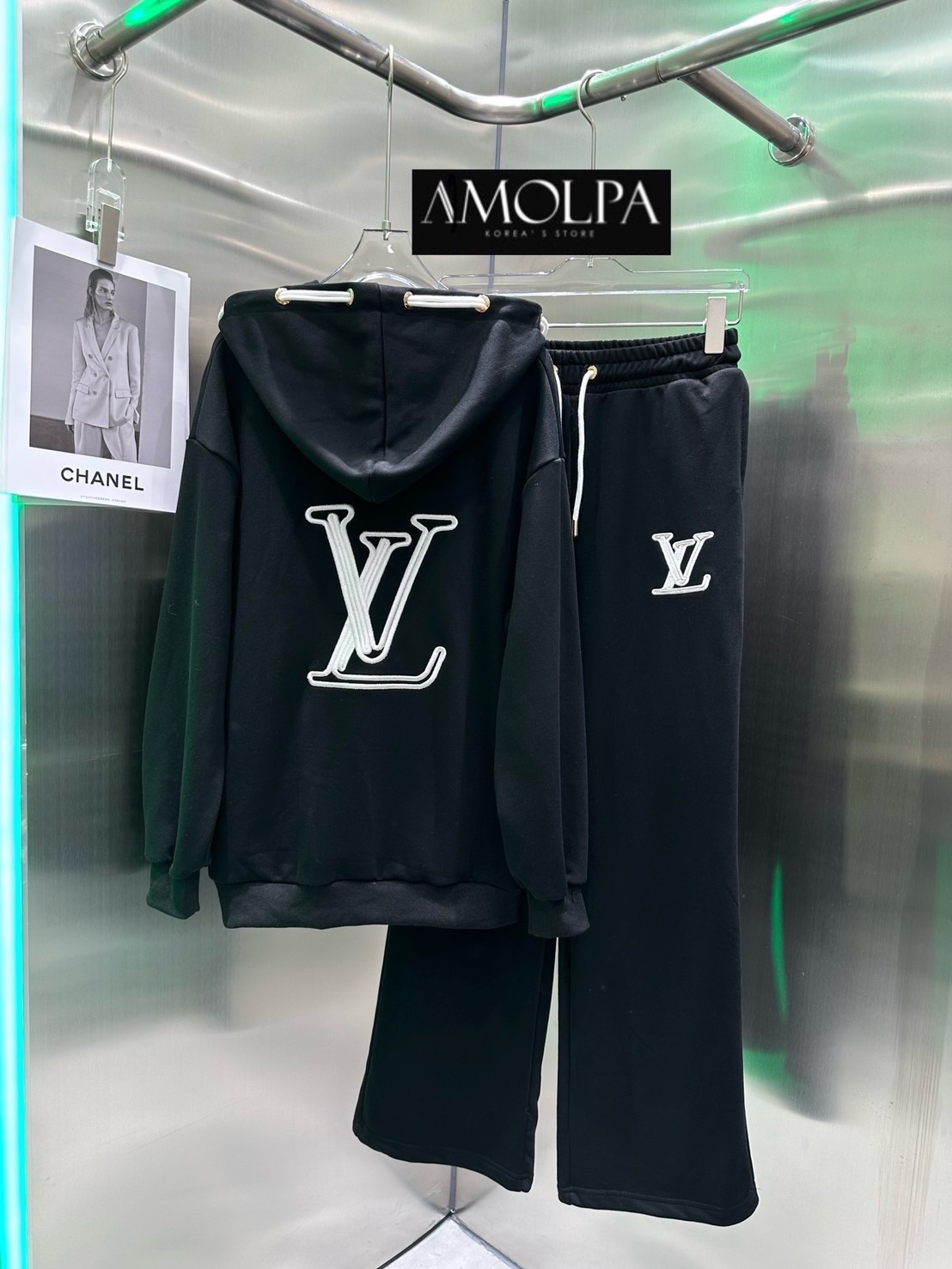 SET HOOD LV. ชนช๊อป... ตัวเสื้อเป็น HOOD หมวก ปัก LOGO ที่หน้าอก-ด้านหลัง สวยเด่น มาให้ช๊อปพร้อมกางเกงขายาว เนื้อผ้าพรีเมียมสุด ปั้มทุกจุด สินค้าคุณภาพ (พร้อมส่ง)