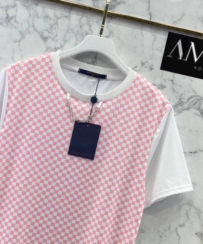 เสื้อยืด LV. งานน่ารักมาก ผ้าใส่สบาย มากกกก ห้ามพลาดเลยนะคะ ใส่สบายสุดๆ.. ใส่สบาย : สินค้าคุณภาพ (พร้อมส่ง)