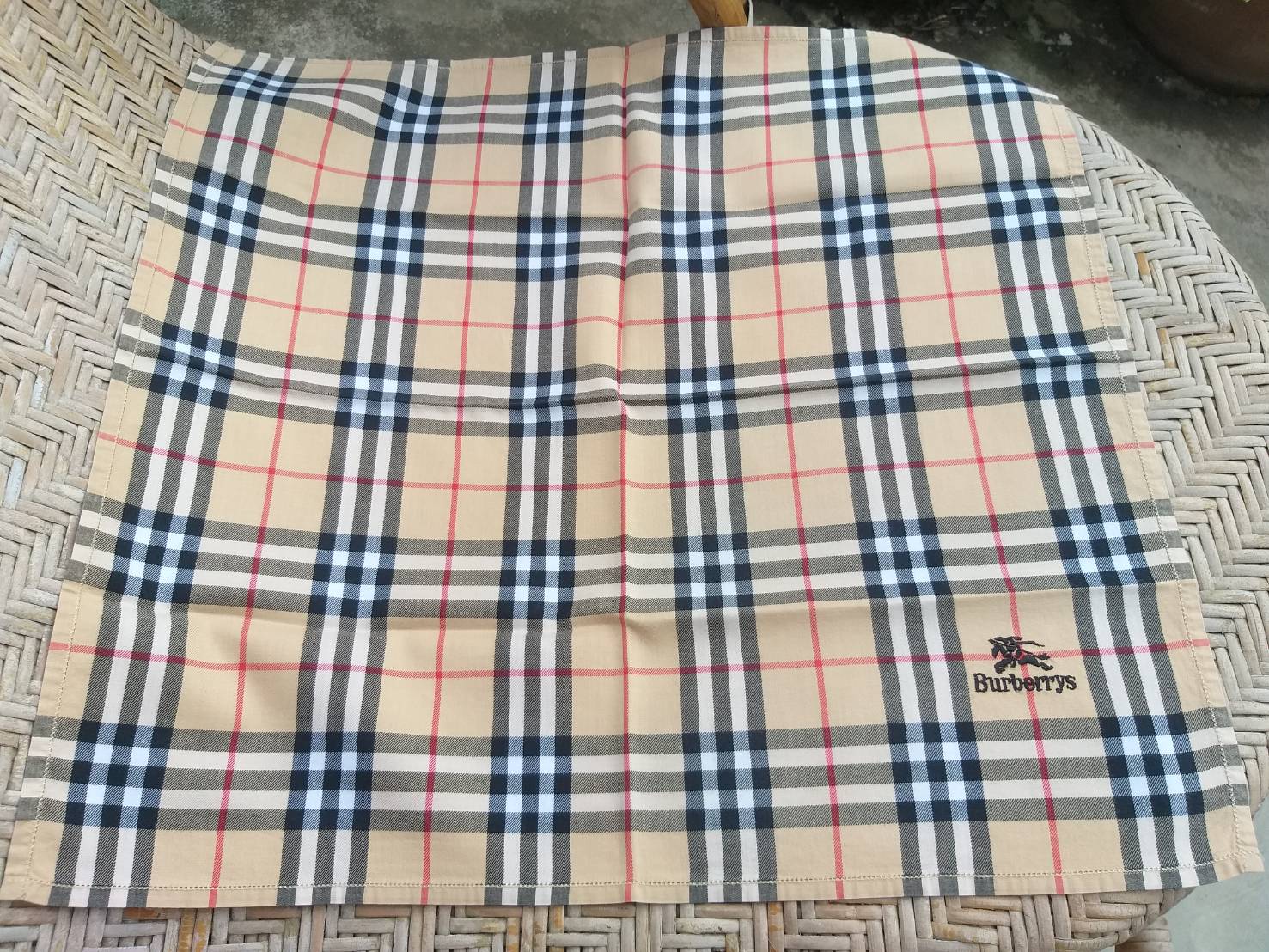 ผ้าเช็ดหน้าแบรนด์เนม BURBERRY
