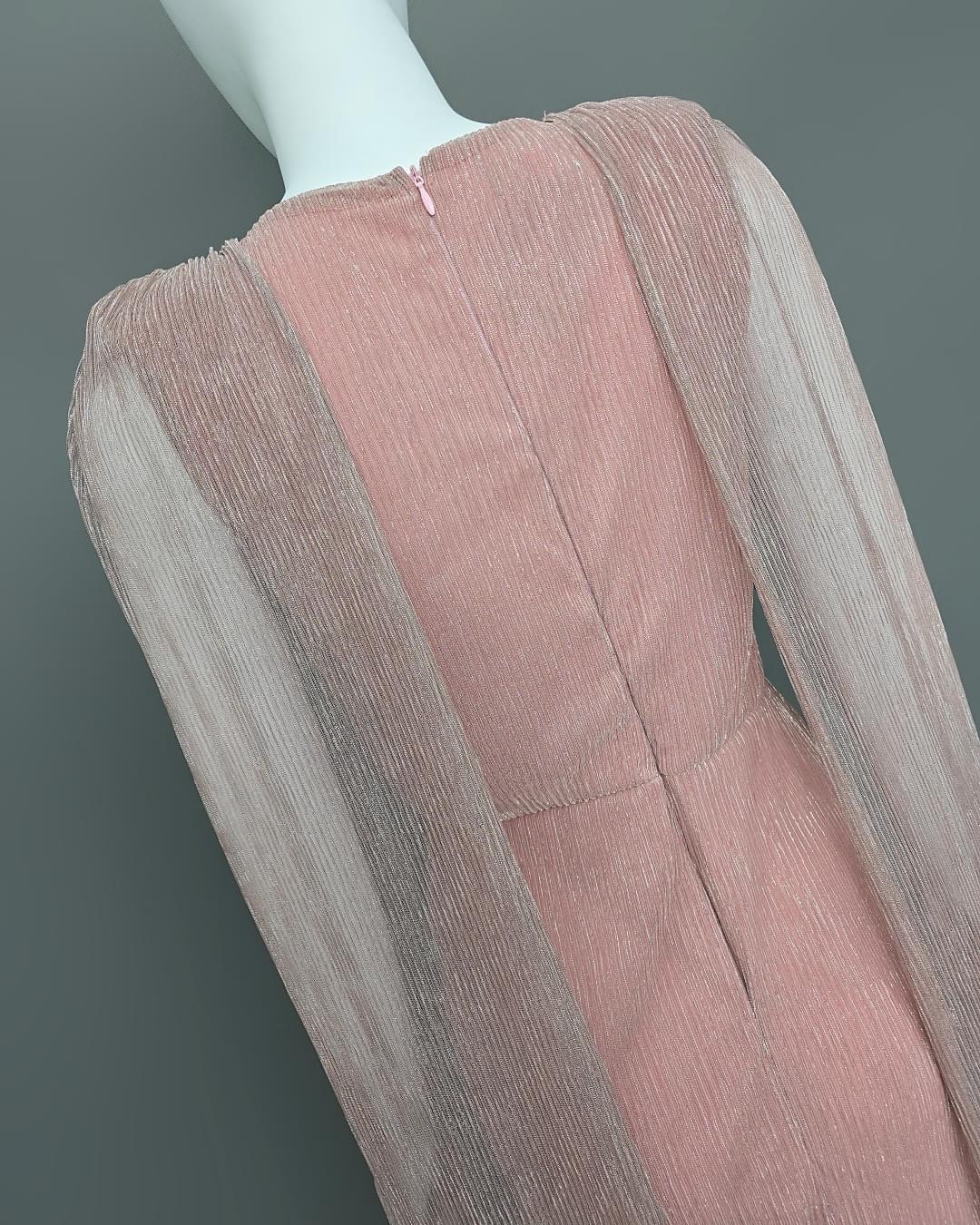 เดรส เสื้อคอวี กระโปรงทรงสอบเข้ารูป : แขนเสื้อเป็นผ้าคลุม ลูกเล่นผ่าด้านใน เพื่อความกรุยกราย มีซิปซ่อนและซับในเต็มตัว ใส่สบาย : สินค้าคุณภาพ (พร้อมส่ง)