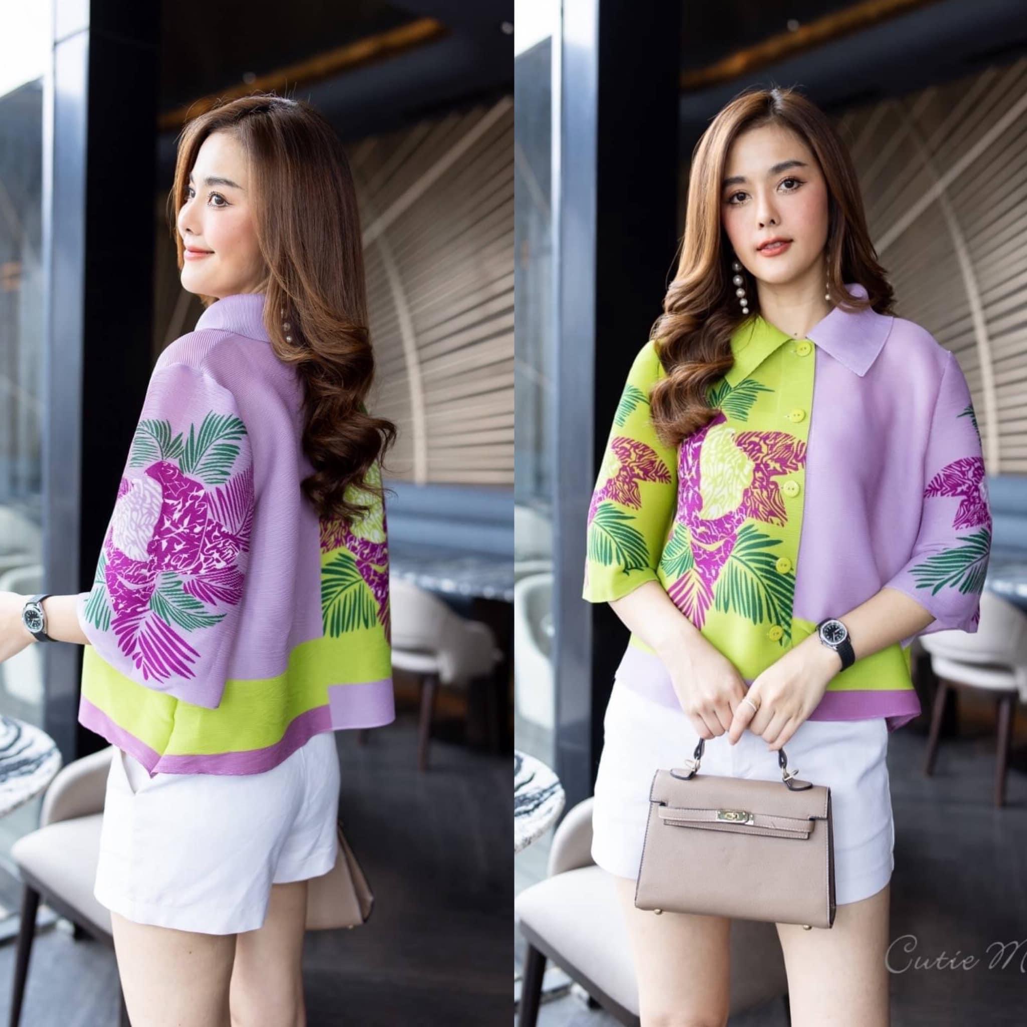 เสื้อผ้าอัดพลีท Premium Pleated fabric มาพร้อมลายดอกไม้สวยเด่น แต่งด้วยกระดุม เงาสุดหรู : สินค้าคุณภาพ (พร้อมส่ง)