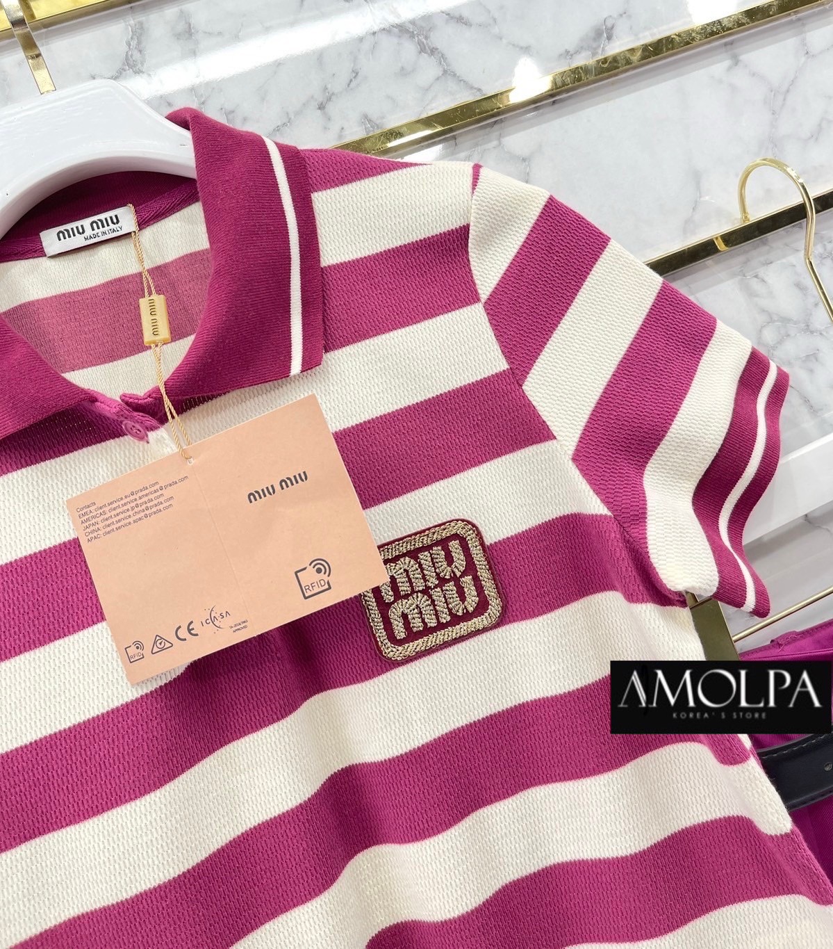 SET MIU MIU WITH BELT งานใหม่ 2024SS ตัวเสื้อเป็นคอปก MIU MIU แขนสั้น ปักMIUMIUที่หน้าอก มาพร้อมกระโปรงจีบรอบ Hi Shcool ใส่เข้ากันลงตัว + BELT ให้อีก 1 เส้น สินค้าคุณภาพ (พร้อมส่ง)