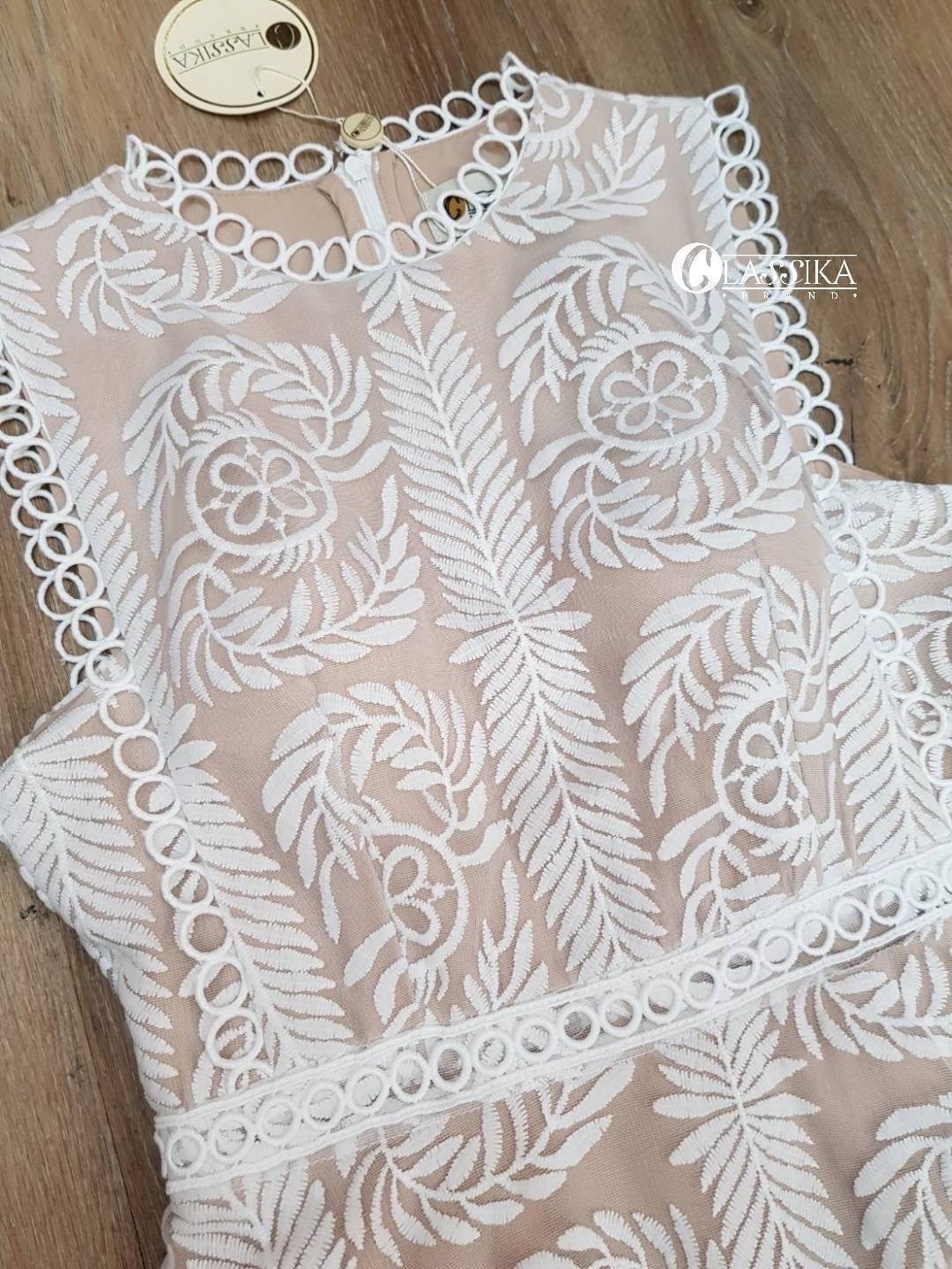 ชุดเดรสกระโปรงยาว แขนกุด ผ้าลูกไม้ ซีทรูมีลวดลาย แต่งฉลุ ช่วงกระโปรงไล่ระดับเป็น ชั้น ๆ มีฟองน้ำและซับในสีเนื้อตัดกันอย่างสวย ใส่สบาย : สินค้าคุณภาพ (พร้อมส่ง)