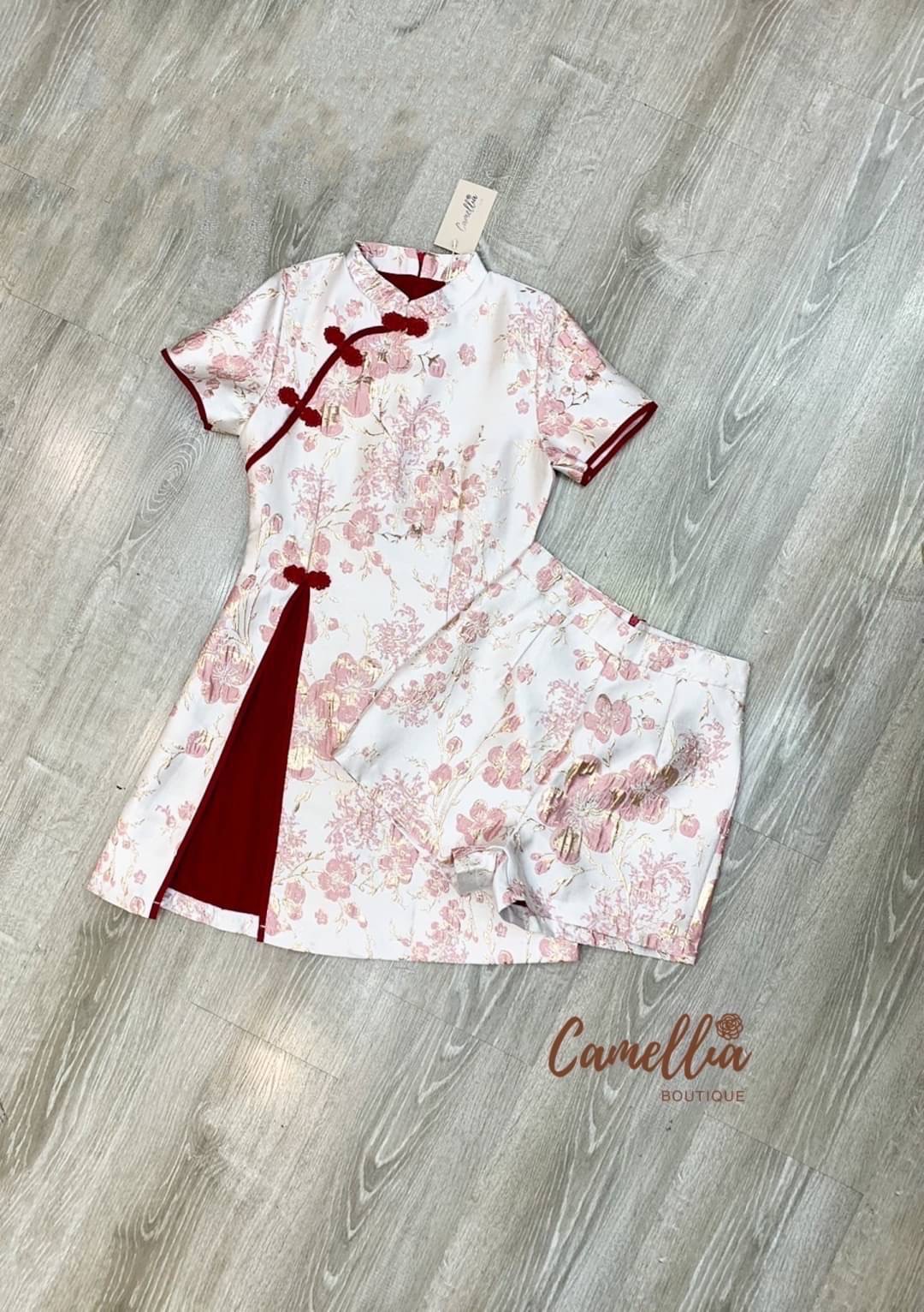 ชุดSet เสื้อกี่เพ้าผ้าทอลายดอกโทนสีแดงทอง แต่งกระดุมสีแดงสวยลงตัวมากคะ + กางเกงขาสั้นลายเข้ากับชุด ใส่สบาย : สินค้าคุณภาพ (พร้อมส่ง)