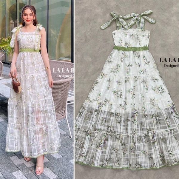 แม็กซี่เดรสลายดอกไม้ผ้ามีเทคเจอร์ในตัวทรงผูกไหล่แต่งขอบสายด้วยลูกไม้เอวเข้ารูปแต่งแถบลูกไม้กระโปรงเย็บเป็นชั้นๆชายกระโปรงแต่งลูกไม้มีซับในอย่างดี สินค้าคุณภาพ (พร้อมส่ง)