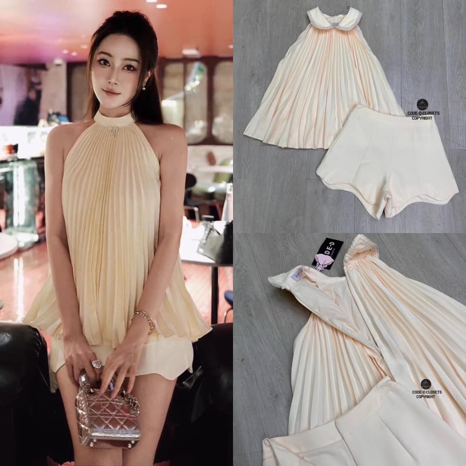 Set 2 ชิ้นสีครีม เสื้อแขนกุดคอจีน แต่งปกดีไซน์อัดพรีททรงปลายบาน ติดเข็มกลัดโบว์น่ารัก+กางเกงขาสั้นชายกางเกงแต่งหยัก โค้งดีไซน์สวย ใส่สบาย สินค้าคุณภาพ (พร้อมส่ง)