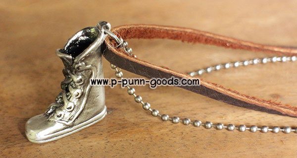 สร้อยหนังพร้อมโซ่ไข่ปลา จี้รองเท้าบูท