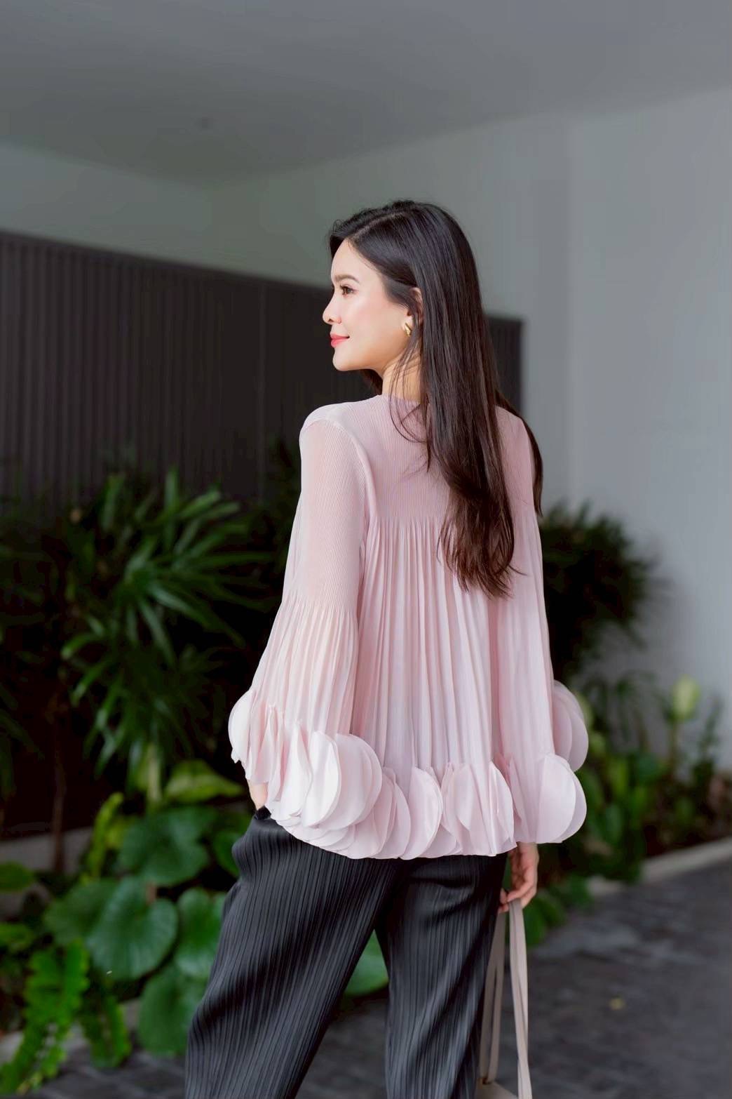 เสื้อคอกลม แขนยาว แบบมีการแต่งระบาย ด้วยการตัด เลเซอร์คัตวงกลมมาซ้อนเรียง ด้วยความประณีต ทำให้ขึ้นพุ่มทรงอย่าง สวยงาม ใส่สบาย : สินค้าคุณภาพ (พร้อมส่ง)