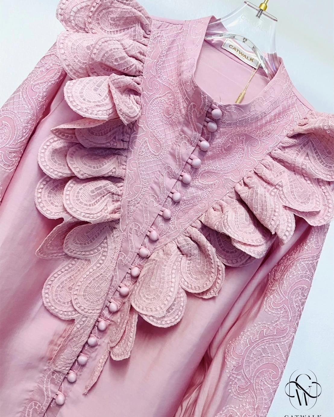 เสื้อแขนยาวแต่งระบายผ้าลูกไม้ เนื้อผ้าเกรดเอ ใส่สบาย : สินค้าคุณภาพ (พร้อมส่ง)