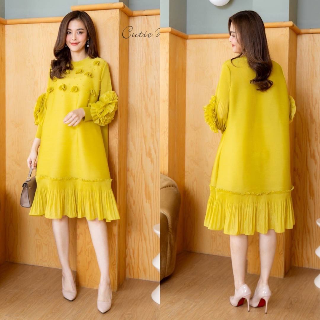 เดรสอัดพลีททั้งตัว ดีเทลการจับแต่งเป็นรูปก้นหอย ประดับด้วยมุกสีเดียวกับชุด ที่แขนแต่งเป็นรูปดอกไม้ ใส่สบาย : สินค้าคุณภาพ (พร้อมส่ง)