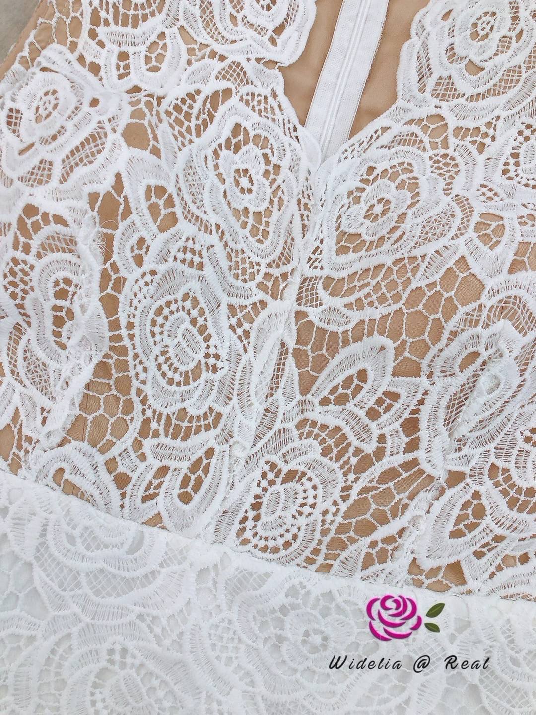 เดรสแขนกุด คอวี ทรงใส่เข้ารูป เนื้อผ้าลูกไม้อย่างดี ซับในน้ำตาล ซิปหลัง ใส่สบาย : สินค้าคุณภาพ (พร้อมส่ง)