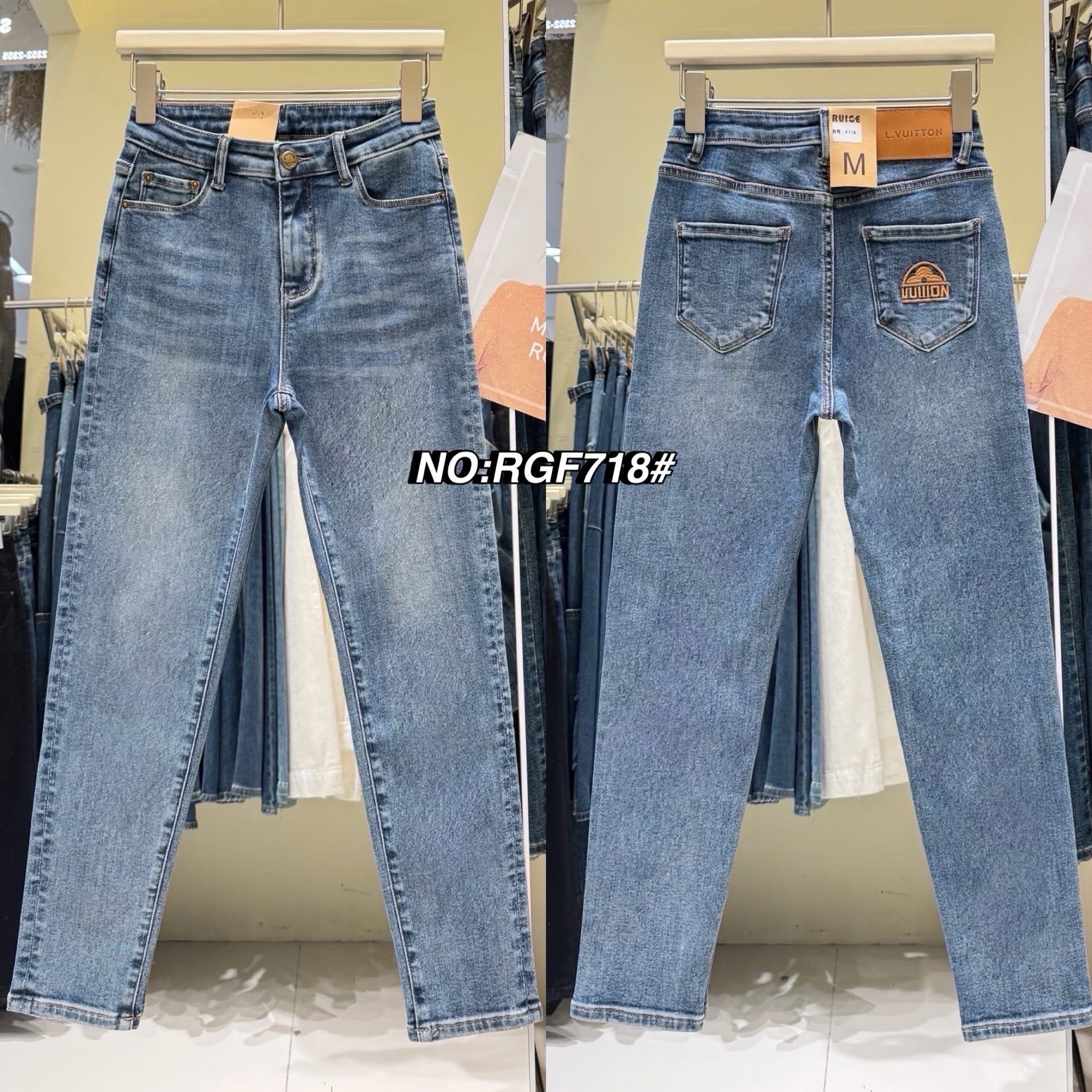 กางเกงยีนส์ยืดขายาว ทรงเอวสูงงง ดีไซน์ทรงเรียบๆ ตรงกระเป๋าหน้าหลังข้างหนึ่งโลโก้เก๋มาก ป้ายหนังดูแพงสุดๆ ผ้ายืดใส่สบาย ใส่แล้วขาเรียวได้รูป ใส่สบาย : สินค้าคุณภาพ (พร้อมส่ง)