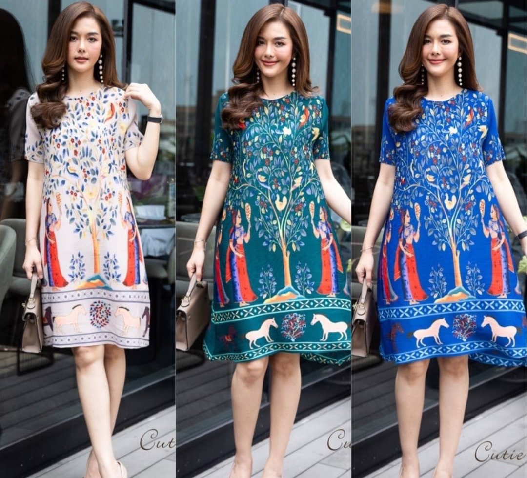 เดรสผ้าอัดพลีทมาพร้อมลายพิมพ์ที่เล่าเรื่อง ราวลายพิมพ์สวยคมชัดชุดใส่ง่ายสบายๆ โดดเด่นมากค่ะ ใส่สบาย : สินค้าคุณภาพ (พร้อมส่ง)