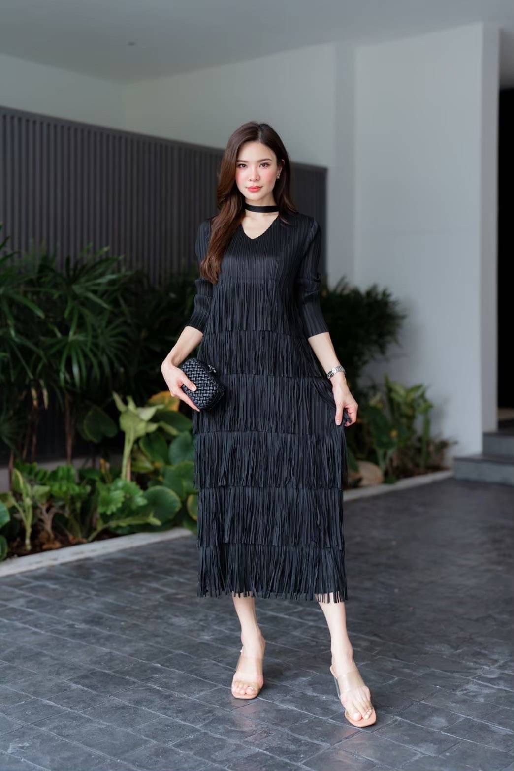 เดรสอัดพลีท คอวี แขนยาว แพตเทิร์นดีงามมว้ากเล่นระดับ ชายพู่ ถึง 6 ชั้น ได้อย่างลงตัว ฟรุ๊งฟริ๊ง ใส่สบาย : สินค้าคุณภาพ (พร้อมส่ง)