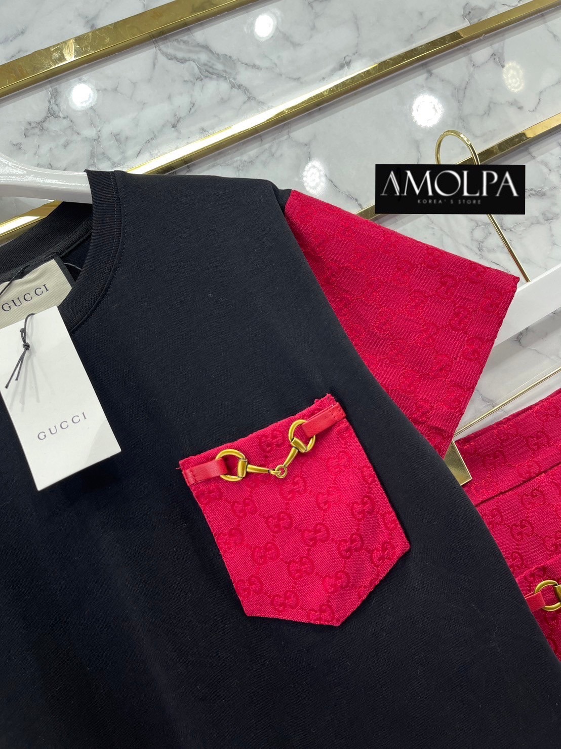 SET GG งานใหม่ 2024SS ตัวเสื้อแขนสั้นต่อแขนผ้าทอGGสีแดง แต่งอะไหล่ HORSEBIT มาพร้อมกระโปรง ผ้าทอแดงGG แต่งอะไหล่ HORSEBIT ใส่เข้ากันลง ใส่สบาย สินค้าคุณภาพ (พร้อมส่ง)