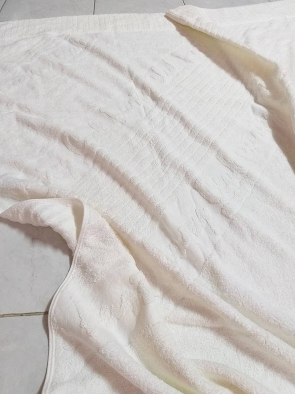 ผ้าห่มผืนใหญ่ Durty Club ราคาป้าย 4400 บาท (ของใหม่)