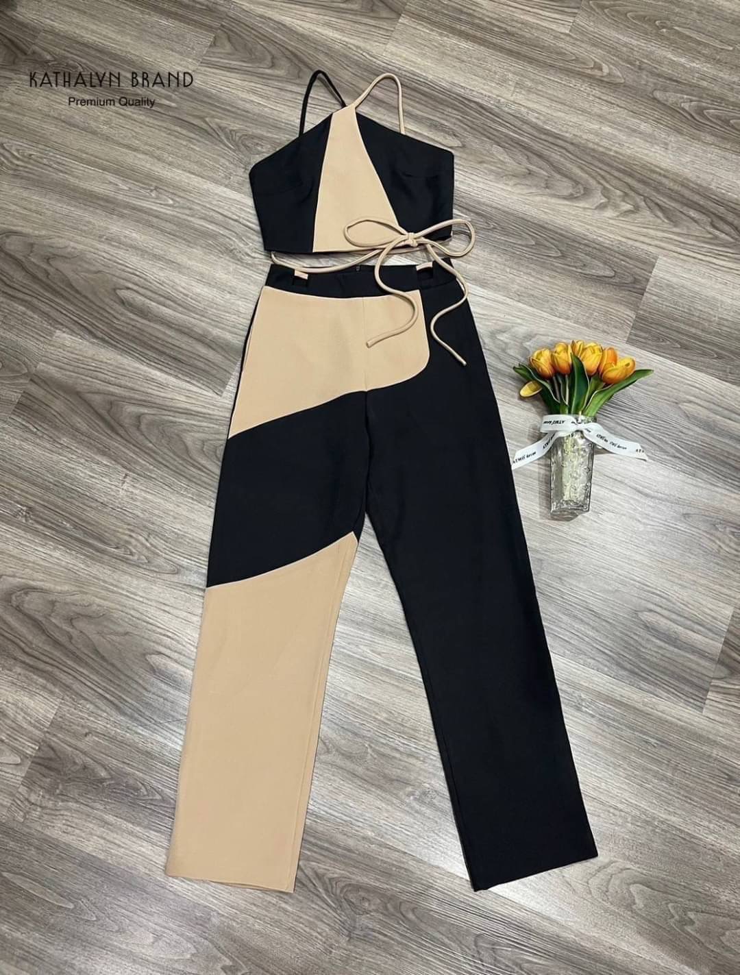 ชุดเสื้อ+กางเกงขายาว เสื้อครอปกึ่งเกาะอก มีสายไขว้ที่คอ ทรงพอดีตัวใส่กำลังสวย เล่นสีทูโทนเก๋ๆ ช่วงปลายเสื้อแต่งผ้าตัวผูกโบว์ด้านข้าง มาคู่กับกางเกงเอวสูง สินค้าคุณภาพ (พร้อมส่ง)