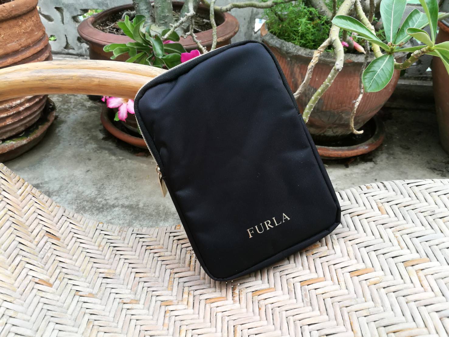 กระจกพกพา FURLA ตั้งได้ พร้อมกระเป๋า (ของใหม่)