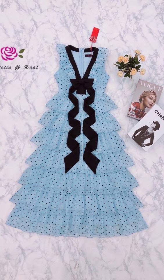 เดรสตัวยาว แขนกุด เนื้อผ้าลายจุด อกเย็บโบว์สีดำ ซิปหลัง ตัวเดรสเย็บระบายเป็นชั้นๆทั้งชุด ใส่สบาย : สินค้าคุณภาพ (พร้อมส่ง)