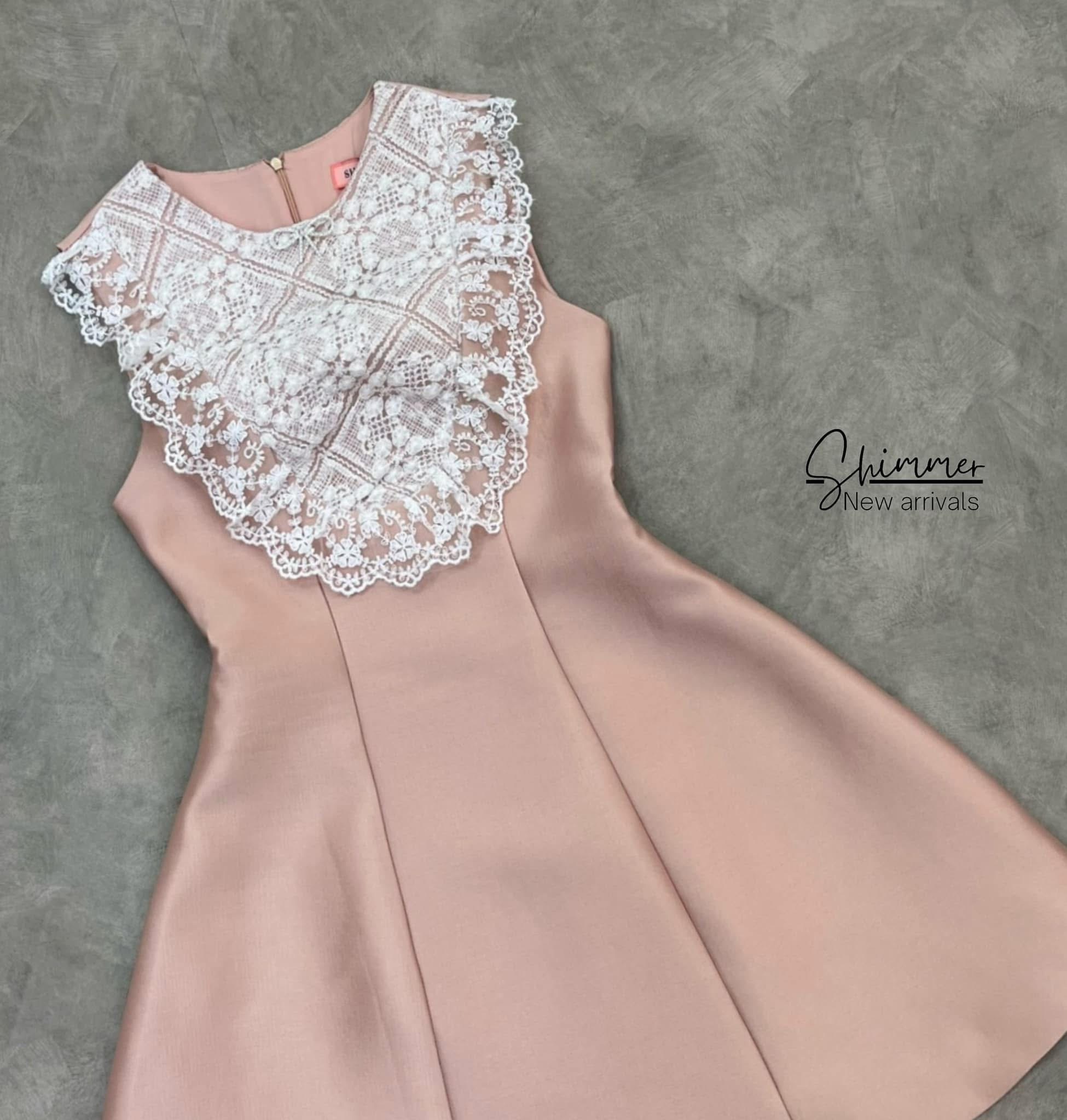 มินิเดรสแต่งลูกไม้ ดีไซน์สวยน่ารักให้ลุคคุณหนูสุดๆ ใส่สบาย : สินค้าคุณภาพ (พร้อมส่ง)