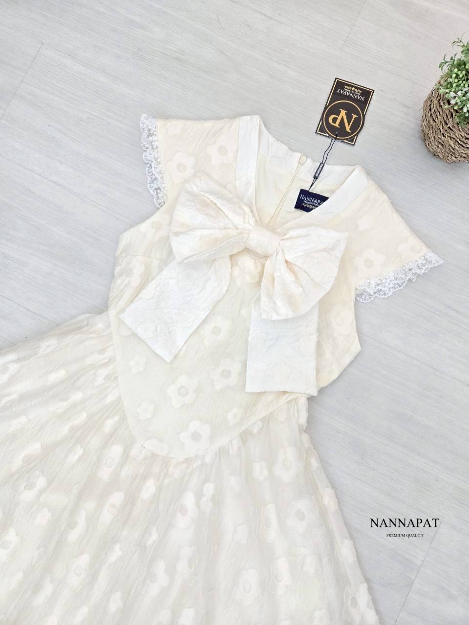 เดรสสั้น ผ้ามีเท็คเจอร์ลายดอกสวย แต่งชายลูกไม้ ชอบความโบว์ใหญ่น่ารักลงตัว มีซับในอย่างดี ใส่สบาย : สินค้าคุณภาพ (พร้อมส่ง)