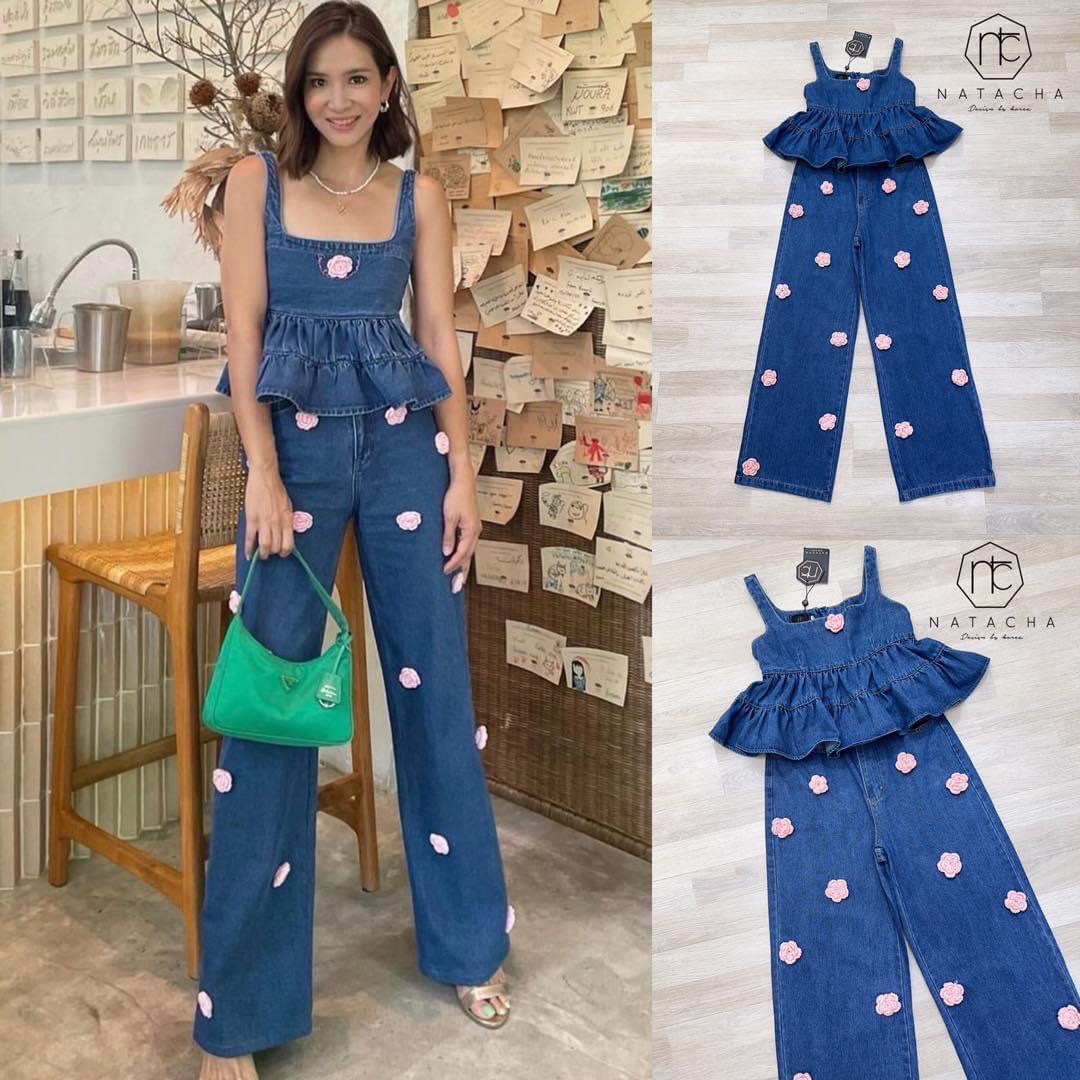 Set เสื้อแขนกุดระบายช่วงเอว แมตกางเกงยีนขายาวกระบอกใหญ่ แต่งดอกไม้3D สีชมพูทั้งชุด สินค้าคุณภาพ (พร้อมส่ง)