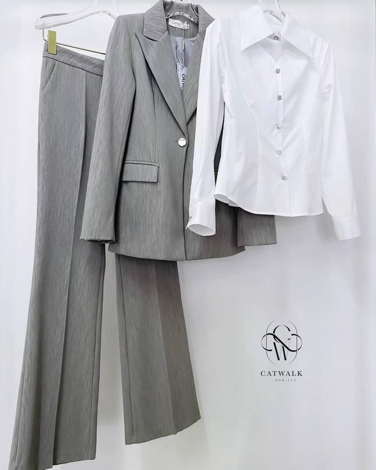 เซต BLAZER 3 ชิ้น เนื้อผ้าลูกฟูกเกรดเอ ตัว BLAZERเป็นทรงเข้ารูป +เสื้อเชิ้ตสีขาวทรงเข้ารูป +กางเกงเป็นทรงขาม้า . สินค้าคุณภาพ (พร้อมส่ง)