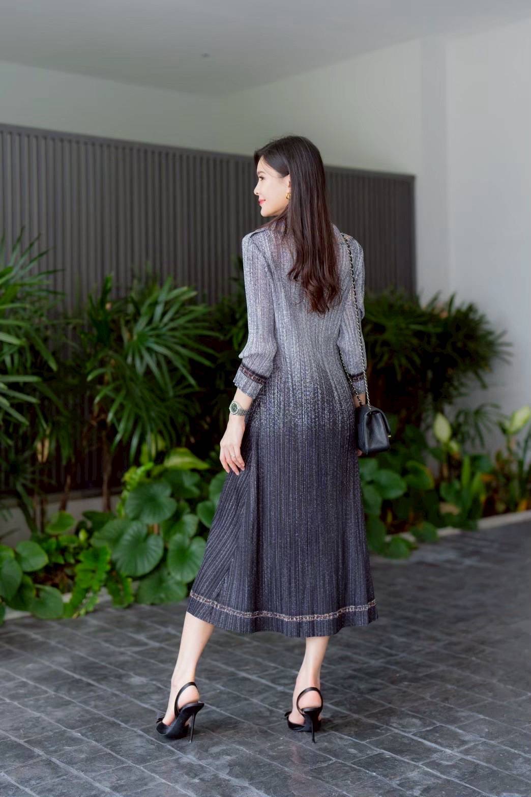 เดรสคลุมเข่า ทรงคอปก แขนสั้น แพทเทิร์นอัดพลีทเข้าเคิร์ฟ ทรงสวย Premium 👍🏻 พิมพ์ลายยีนส์ ทั้งตัว ดีเทลแน่นๆ ใส่สบาย : สินค้าคุณภาพ (พร้อมส่ง)