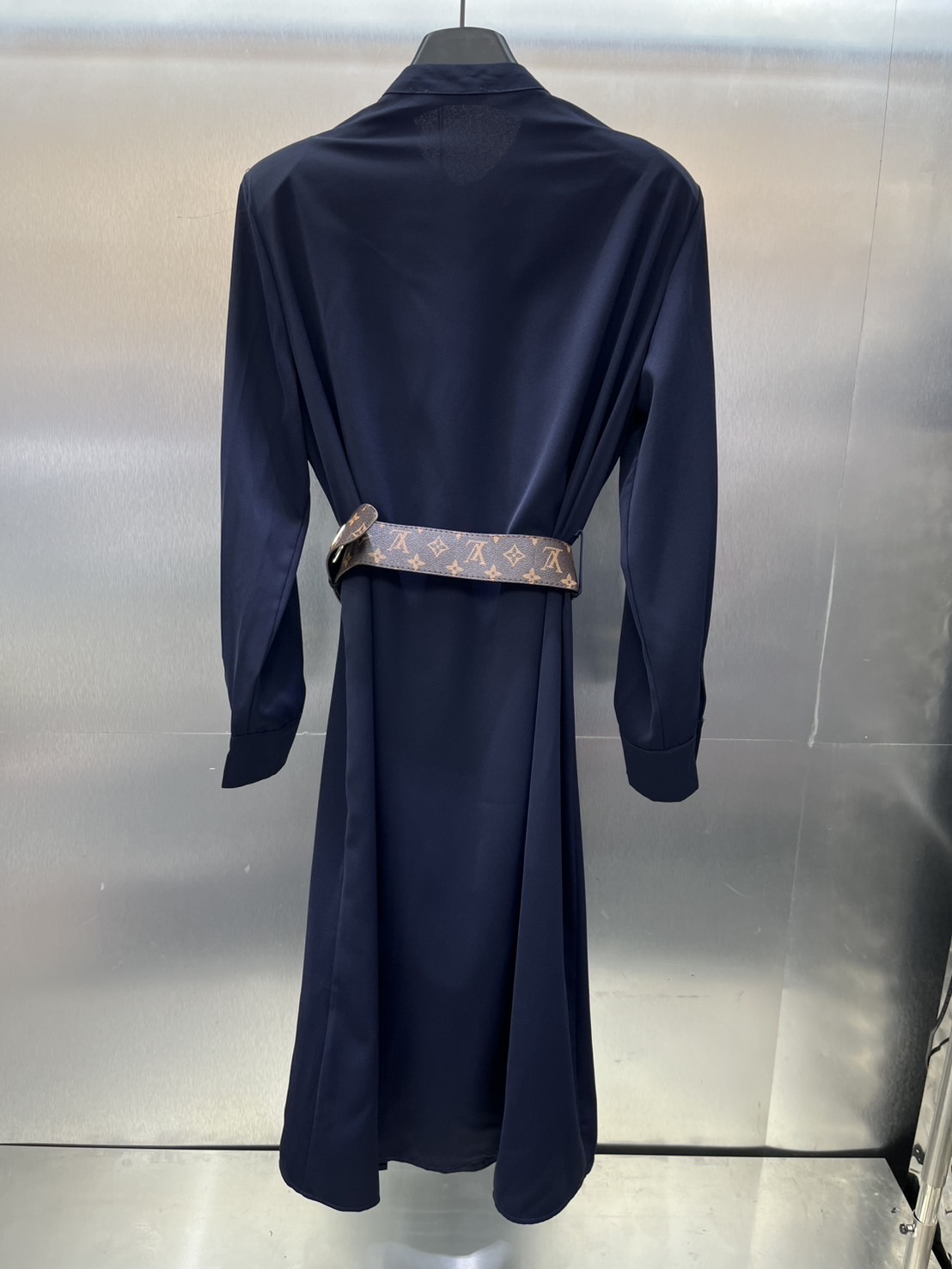 เดรส LV ผ้าSilk ดีไซน์ตกแต่งด้วยกระดุมสีทองปั๊มโลโก้ มาพร้อมเข็มขัดหนังลายโมโนแกรห์ม สวยเรียบหรู สีกรมสวยคลาสสิค เรียบหรูดูไฮ งานเกรดไฮเอน ใส่สบาย : สินค้าคุณภาพ (พร้อมส่ง)