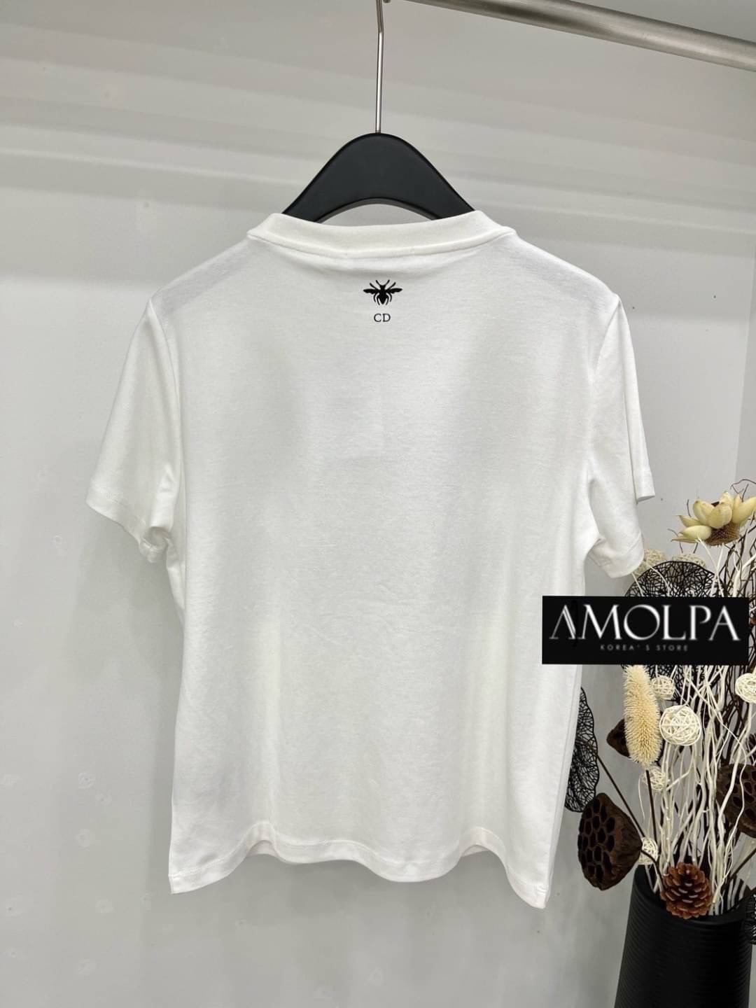 เสื้อยืด CD. งานปักแน่นๆ สวยเด่น ลายใหม่ชนช๊อปป สวยม๊ากกกกก เนื้อผ้าดีมากๆ ค่ะ ผ้าเย็นๆ ใส่สบายสุดๆ ใส่สบาย : สินค้าคุณภาพ (พร้อมส่ง)