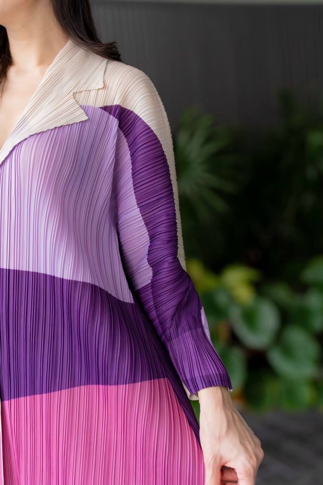 มินิเดรสอัดพลีท คอปกสูทเล็ก กระดุมหน้า เปิด/ปิด ได้ทั้งชุด แขนพองแบบตัดต่อ ให้ดูมีมิติ ยาว 4 ส่วน งานสวย ระดับ Premium : สินค้าคุณภาพ (พร้อมส่ง)