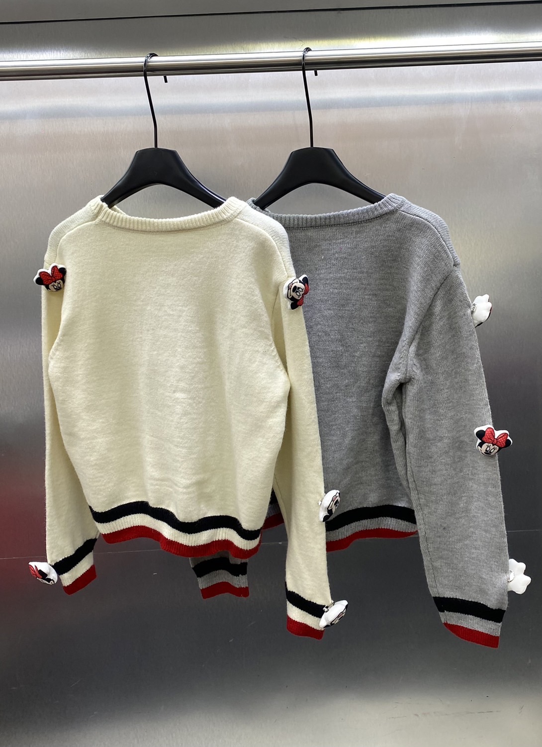 เสื้อสเวตเตอร์ผ้านิต ทอลายมิกกี้ แต่งเข็มกลัดมินนีีตามแขน ใส่สบาย : สินค้าคุณภาพ (พร้อมส่ง)