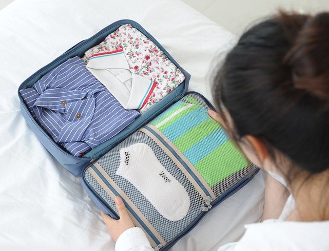 กระเป๋าจัดระเบียบเดินทาง, กระเป๋าจัดระเบียบเสื้อผ้า เสียบที่จับของกระเป๋าเดินทางได้ มีช่องใส่สองชั้นกั้นด้วยช่องตาข่าย ผลิตจากโพลีเอสเตอร์กันน้ำ